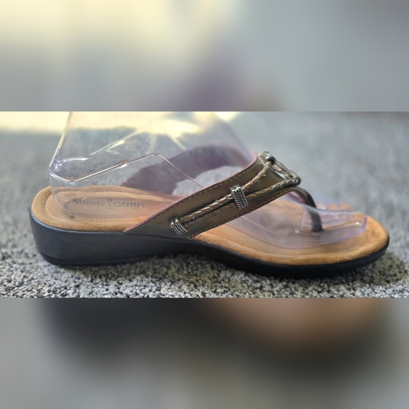 Minnetonka Silverthrone Women Flip Flop Sandals SZ 8 Silver Aztec Tribal Western - Picture 9 of 13